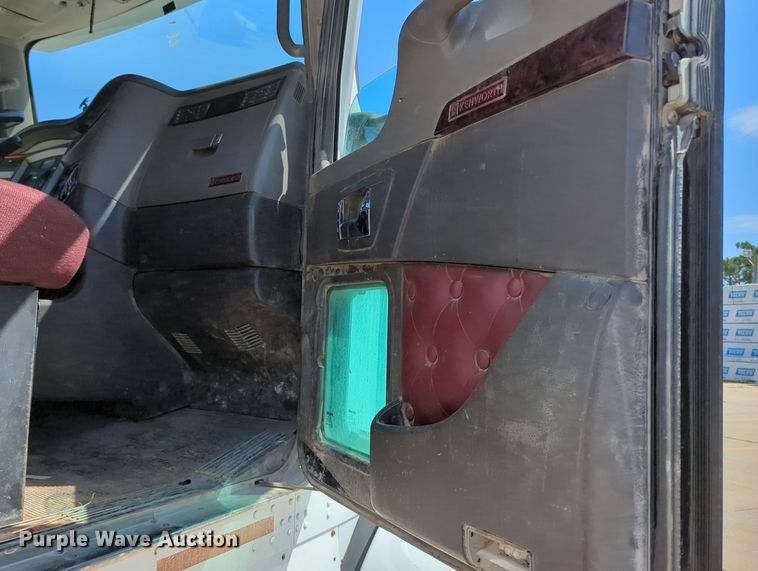 image for item MY9423 2012 Kenworth T800  semi truck