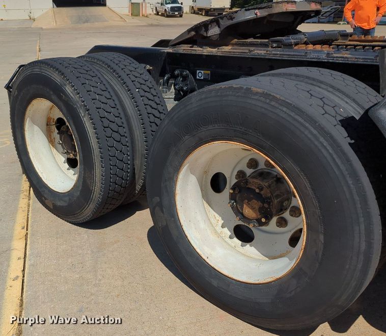 image for item MY9423 2012 Kenworth T800  semi truck