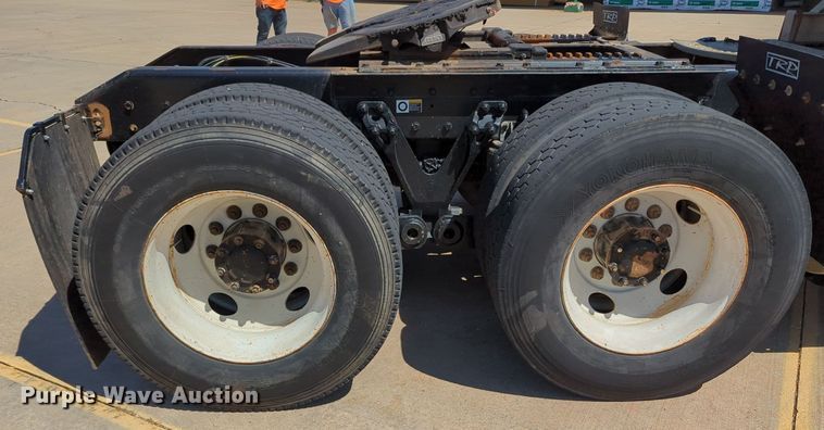 image for item MY9423 2012 Kenworth T800  semi truck