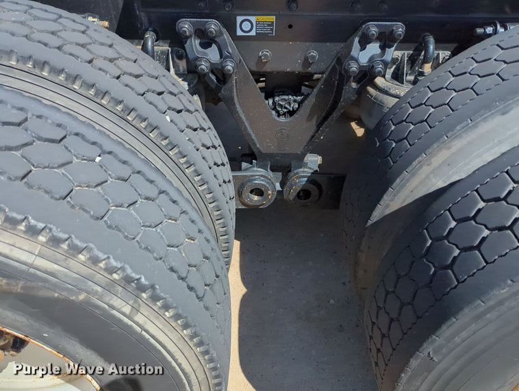 image for item MY9423 2012 Kenworth T800  semi truck