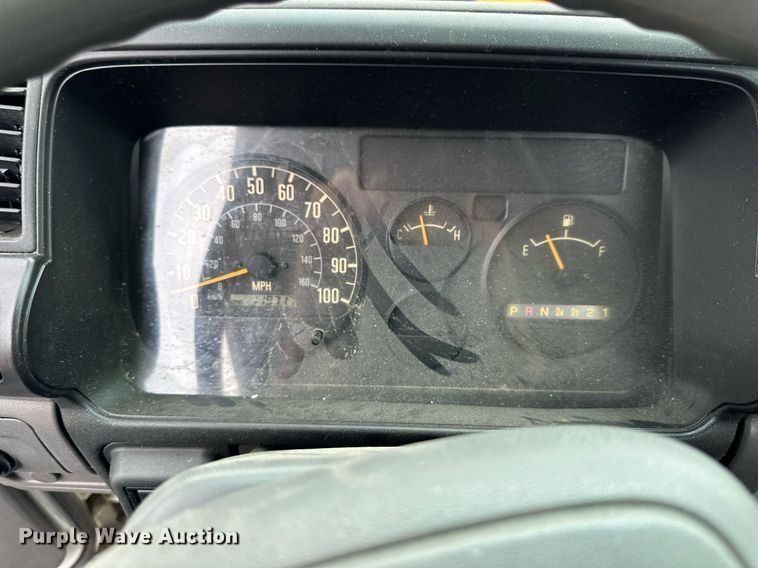 image for item NP9798 2002 Isuzu NPR HD  truck cab and chassis