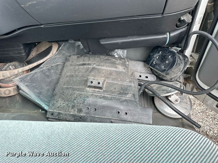 image for item NP9798 2002 Isuzu NPR HD  truck cab and chassis