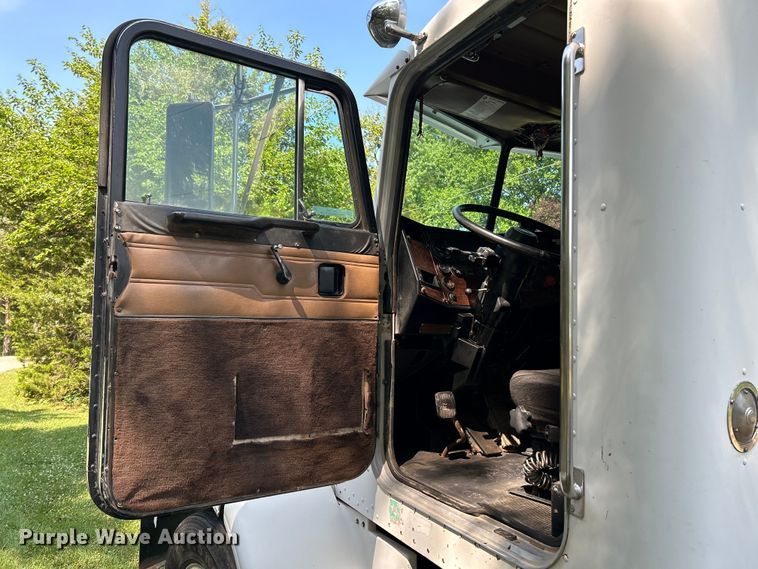 image for item OK9646 1992 Peterbilt 378  semi truck