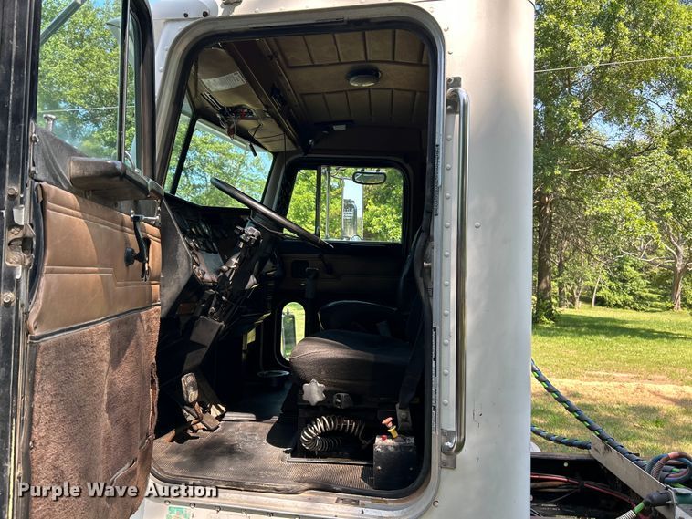 image for item OK9646 1992 Peterbilt 378  semi truck