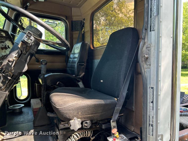 image for item OK9646 1992 Peterbilt 378  semi truck