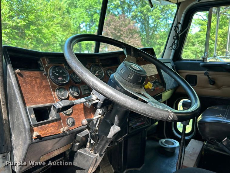 image for item OK9646 1992 Peterbilt 378  semi truck