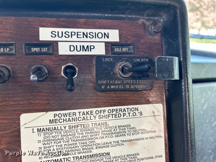 image for item OK9646 1992 Peterbilt 378  semi truck