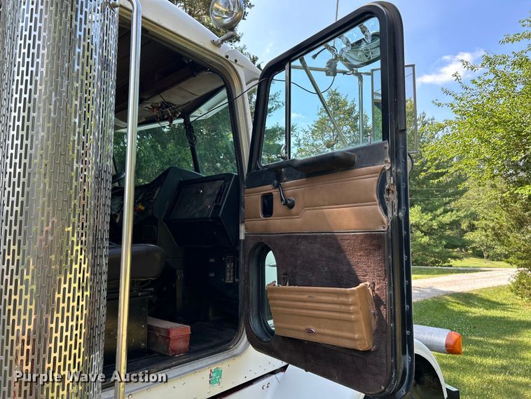 image for item OK9646 1992 Peterbilt 378  semi truck