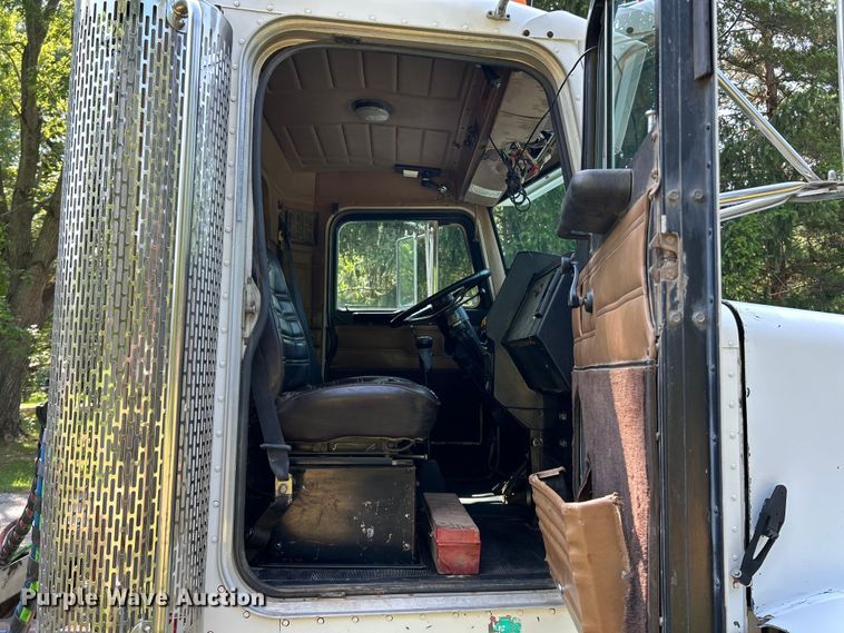 image for item OK9646 1992 Peterbilt 378  semi truck