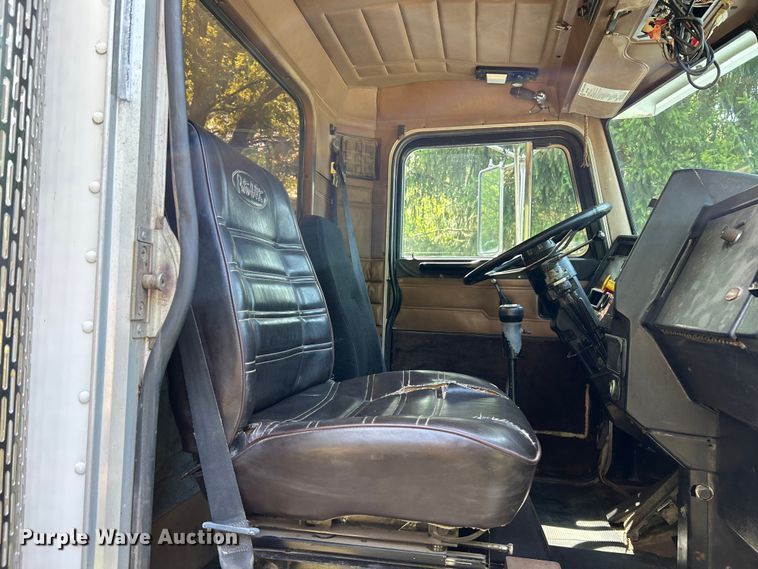 image for item OK9646 1992 Peterbilt 378  semi truck