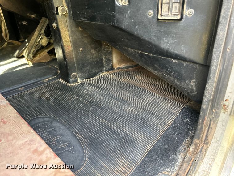 image for item OK9646 1992 Peterbilt 378  semi truck