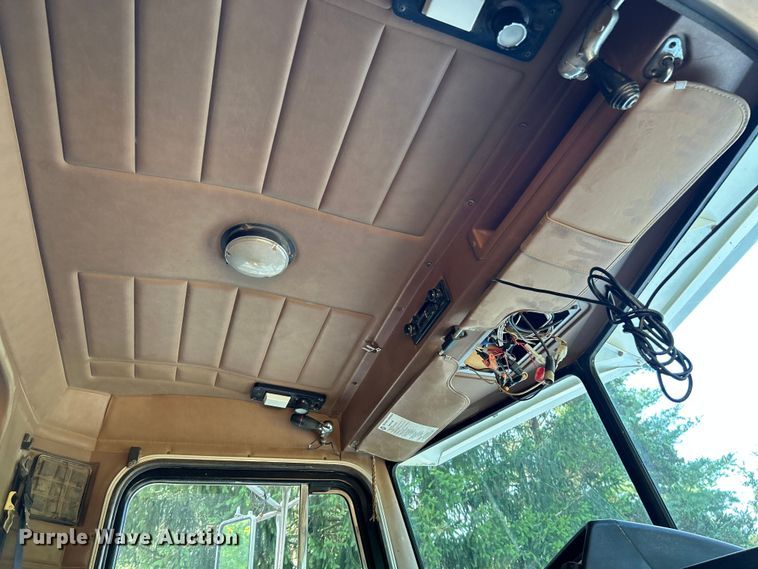 image for item OK9646 1992 Peterbilt 378  semi truck