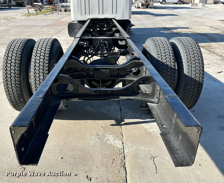 image for item OK9664 1999 International 4900  Crew Cab truck cab and chassis