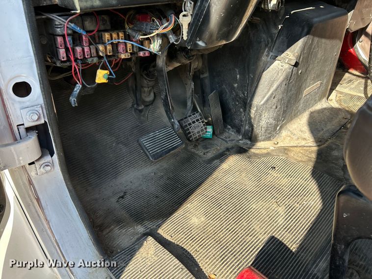 image for item OK9664 1999 International 4900  Crew Cab truck cab and chassis