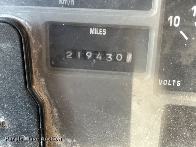 image for item OK9664 1999 International 4900  Crew Cab truck cab and chassis