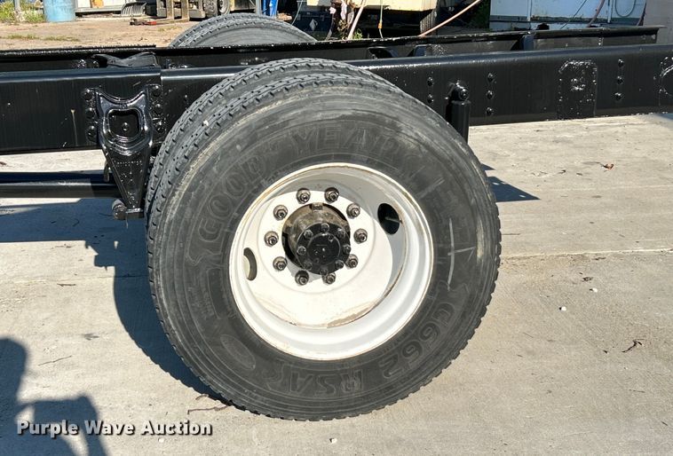 image for item OK9664 1999 International 4900  Crew Cab truck cab and chassis