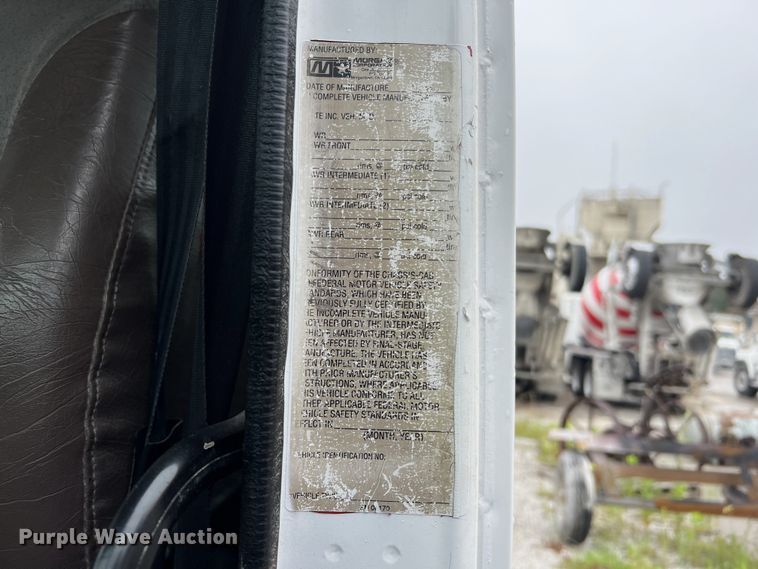 image for item OK9664 1999 International 4900  Crew Cab truck cab and chassis