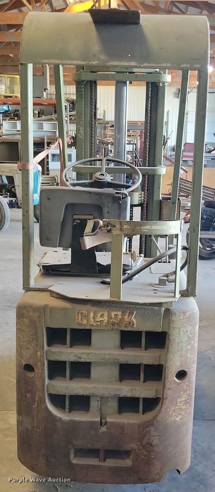 image for item DA7231 Clark CF20  forklift