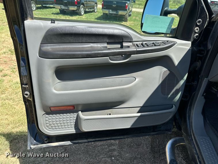 image for item DH8581 2005 Ford F350 Super Duty  Crew Cab pickup truck