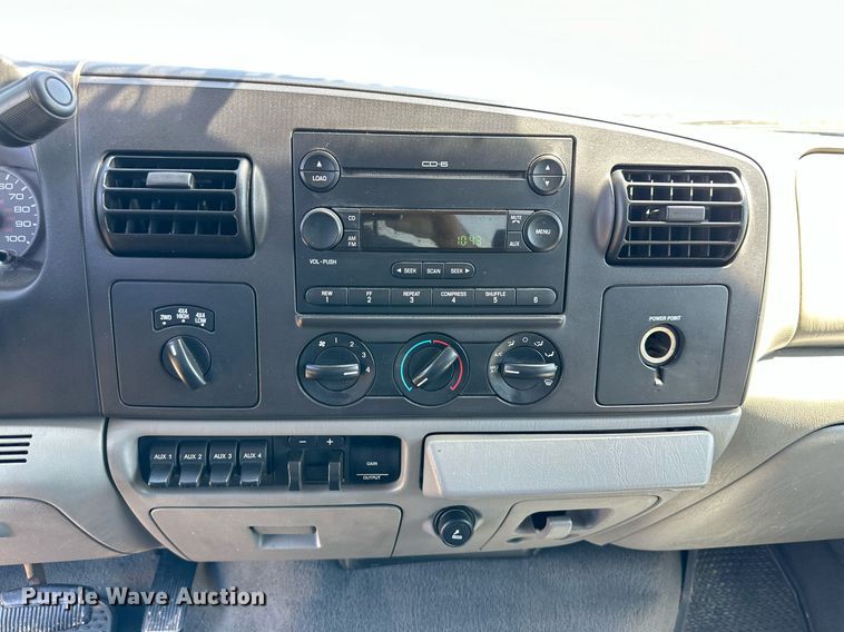 image for item DH8581 2005 Ford F350 Super Duty  Crew Cab pickup truck