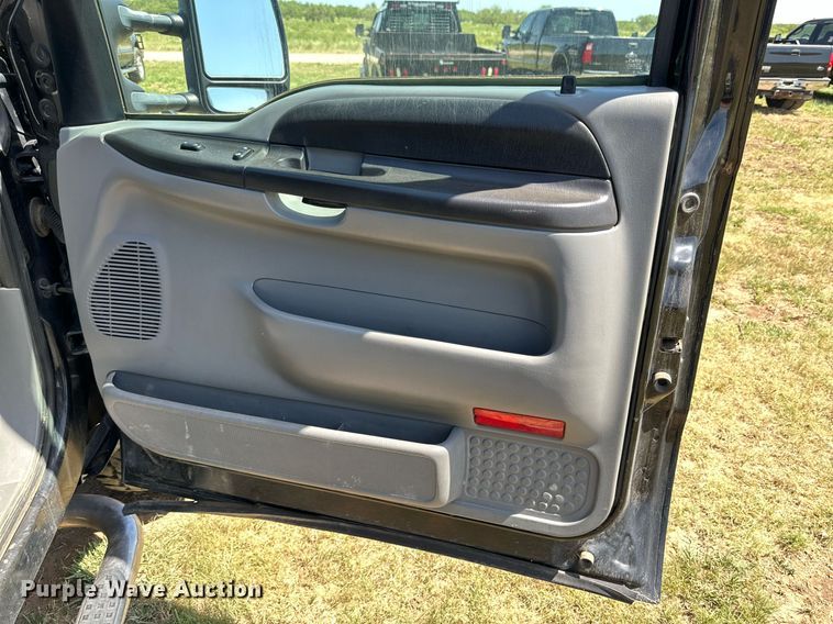 image for item DH8581 2005 Ford F350 Super Duty  Crew Cab pickup truck