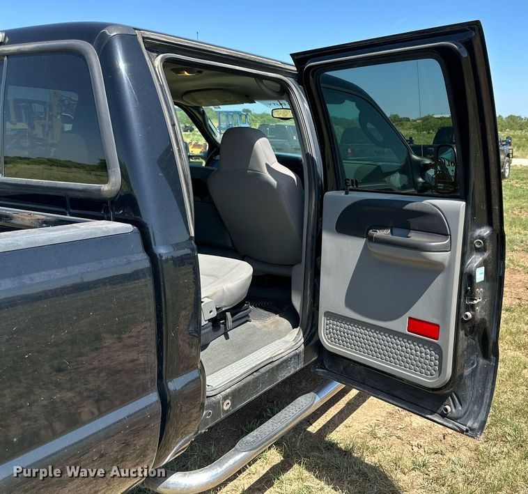 image for item DH8581 2005 Ford F350 Super Duty  Crew Cab pickup truck