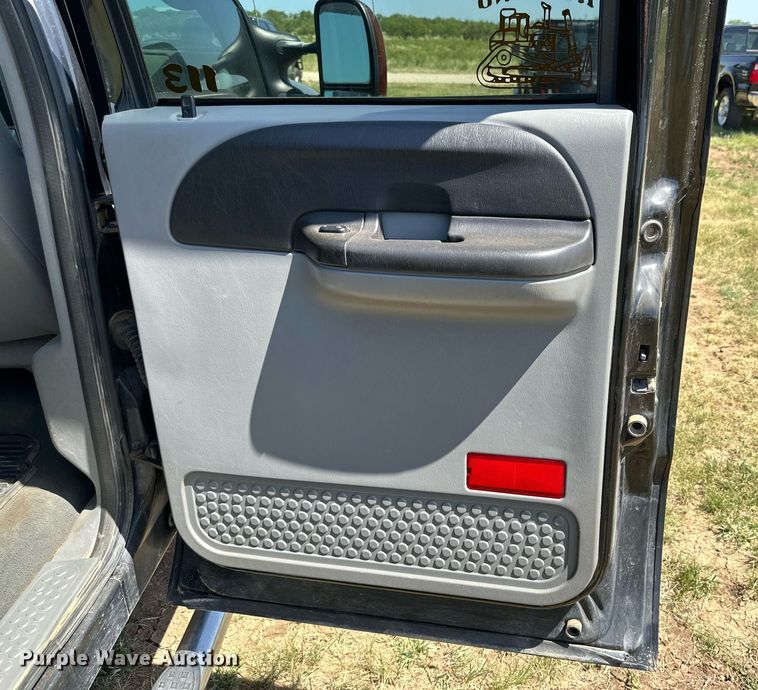 image for item DH8581 2005 Ford F350 Super Duty  Crew Cab pickup truck