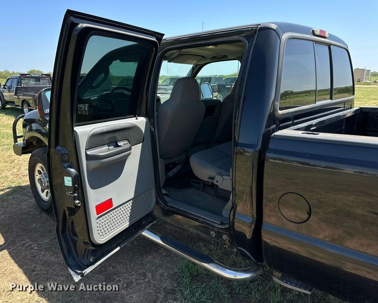 image for item DH8581 2005 Ford F350 Super Duty  Crew Cab pickup truck