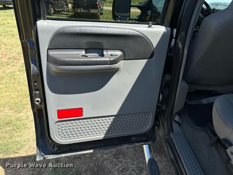 image for item DH8581 2005 Ford F350 Super Duty  Crew Cab pickup truck