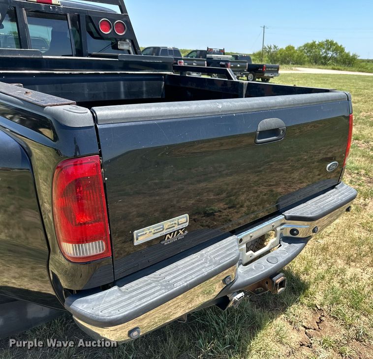 image for item DH8584 2005 Ford F350 Super Duty  Crew Cab pickup truck