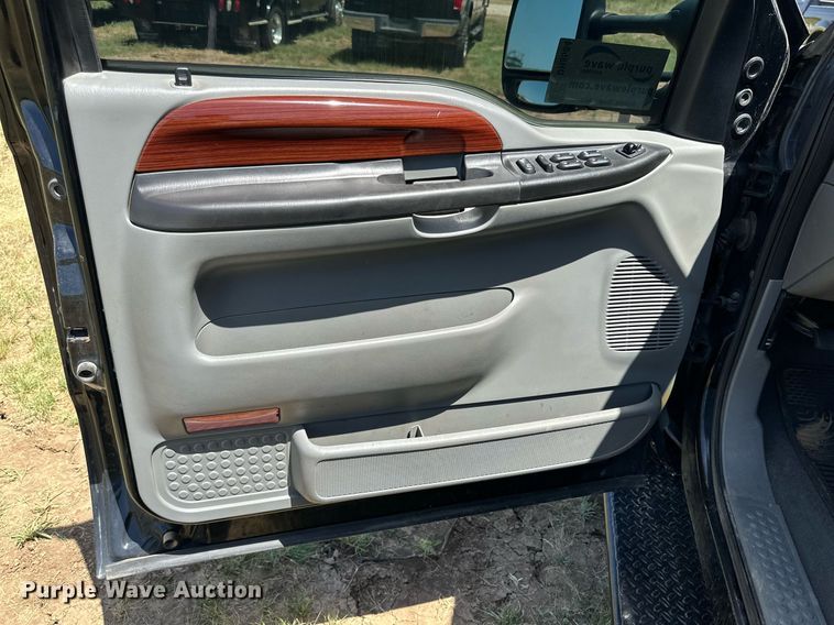 image for item DH8584 2005 Ford F350 Super Duty  Crew Cab pickup truck