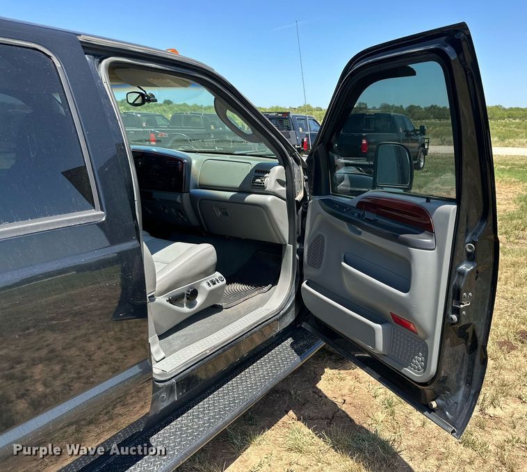 image for item DH8584 2005 Ford F350 Super Duty  Crew Cab pickup truck