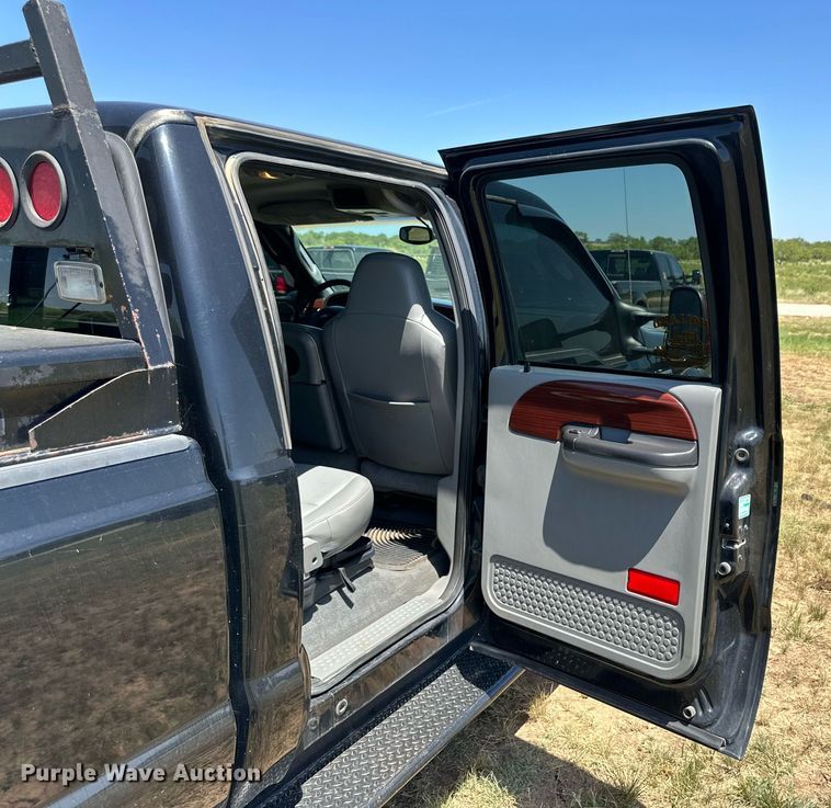 image for item DH8584 2005 Ford F350 Super Duty  Crew Cab pickup truck