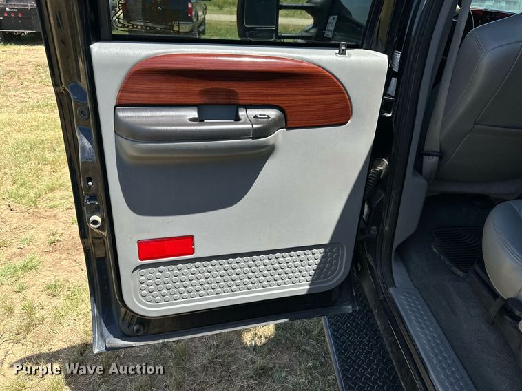 image for item DH8584 2005 Ford F350 Super Duty  Crew Cab pickup truck