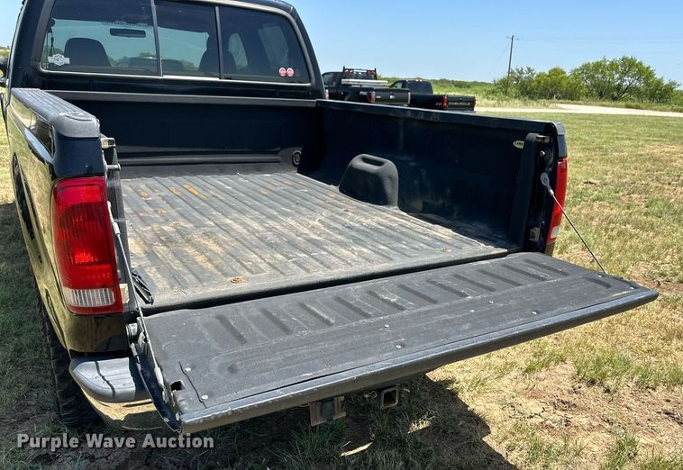 image for item DH8585 2003 Ford F250 Super Duty  Crew Cab pickup truck