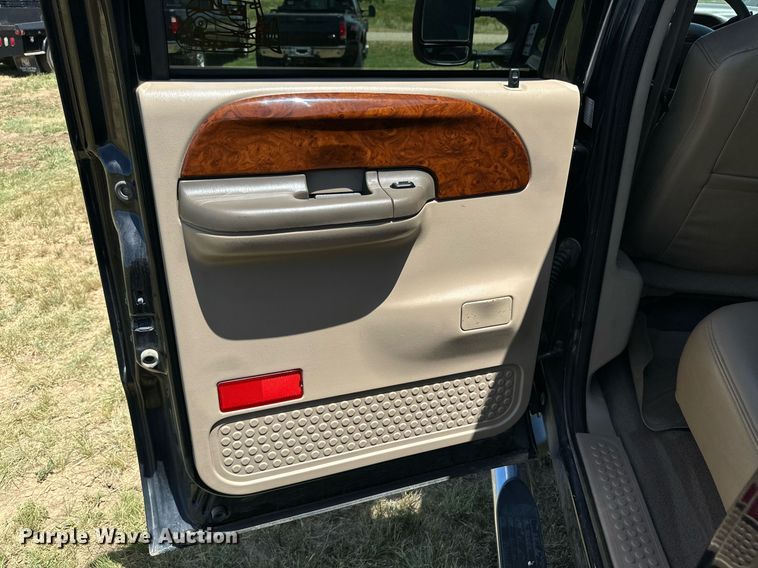 image for item DH8585 2003 Ford F250 Super Duty  Crew Cab pickup truck