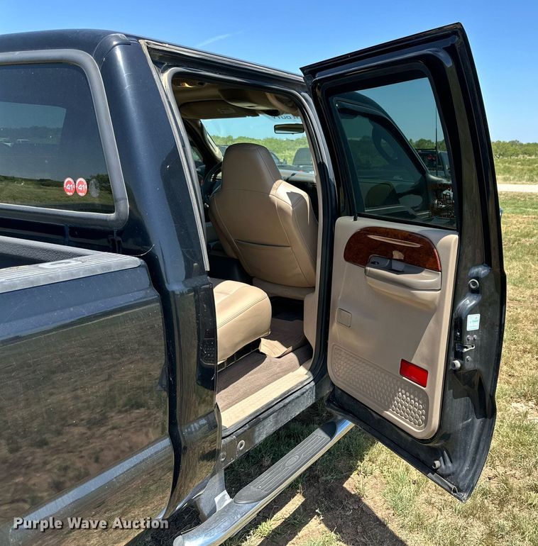 image for item DH8585 2003 Ford F250 Super Duty  Crew Cab pickup truck