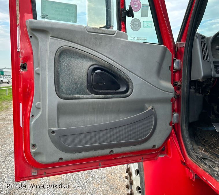 image for item DI7880 2007 International 4300  truck cab and chassis