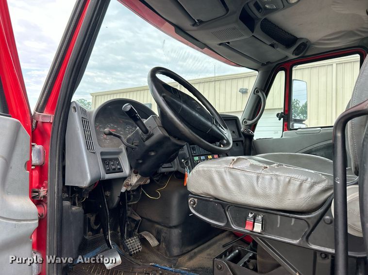 image for item DI7880 2007 International 4300  truck cab and chassis