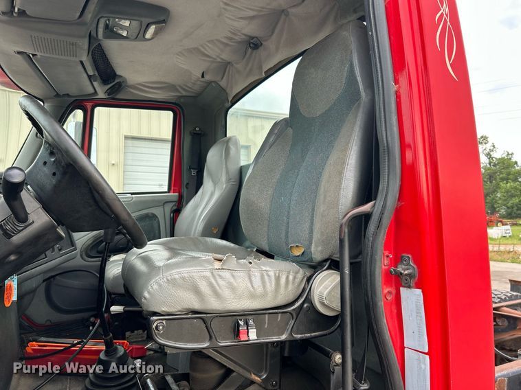 image for item DI7880 2007 International 4300  truck cab and chassis