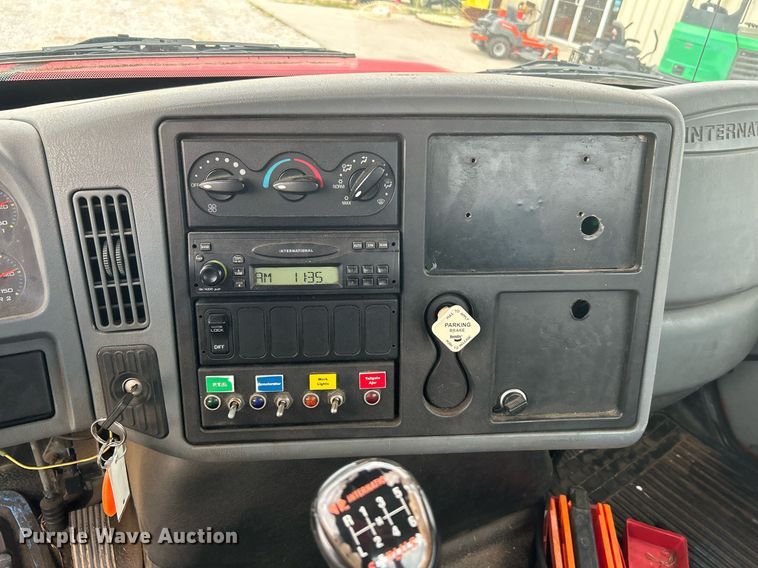 image for item DI7880 2007 International 4300  truck cab and chassis