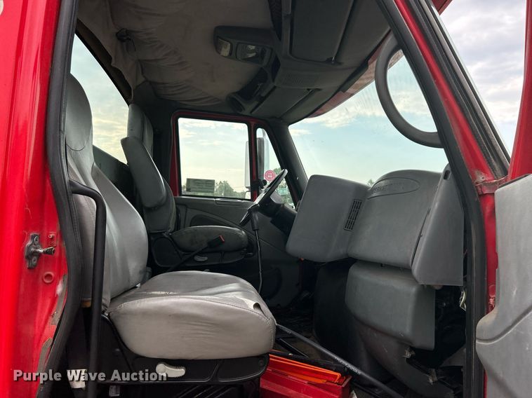 image for item DI7880 2007 International 4300  truck cab and chassis