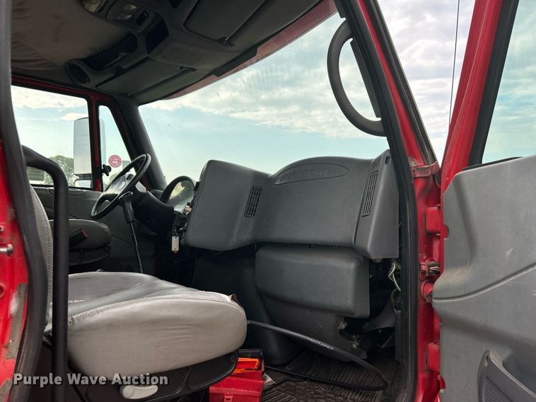 image for item DI7880 2007 International 4300  truck cab and chassis