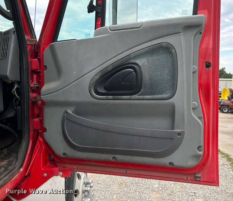 image for item DI7880 2007 International 4300  truck cab and chassis