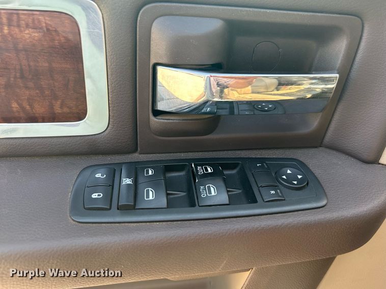 image for item DI7905 2012 Dodge Ram 5500HD  Crew Cab flatbed pickup truck