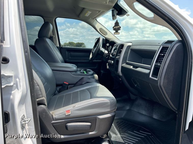 image for item DI7907 2017 Dodge Ram 4500HD  Crew Cab flatbed truck