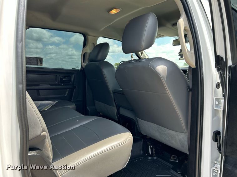 image for item DI7907 2017 Dodge Ram 4500HD  Crew Cab flatbed truck