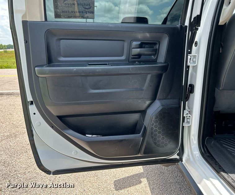 image for item DI7907 2017 Dodge Ram 4500HD  Crew Cab flatbed truck