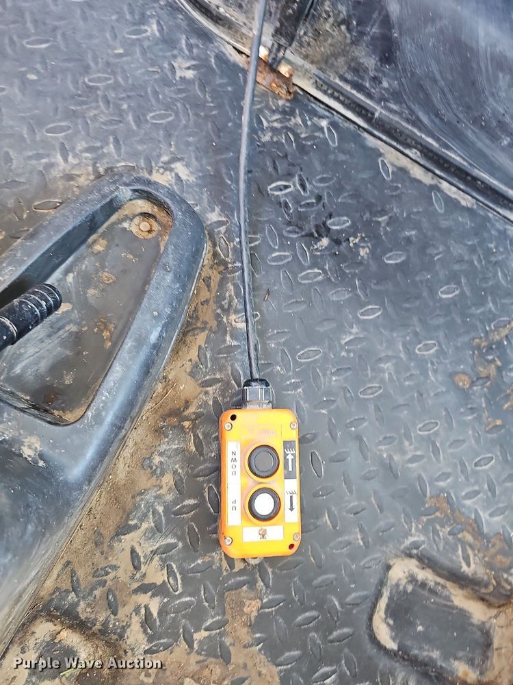 image for item DN8572 2009 GMC C5500  dump truck