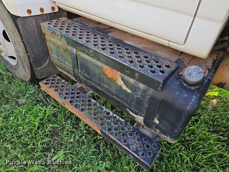 image for item DN8611 2004 GMC C7500  delivery truck